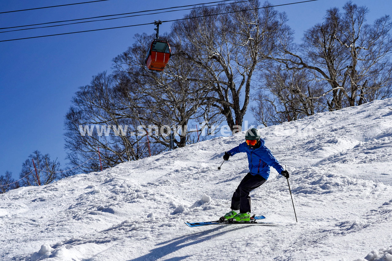 札幌国際スキー場 Mt.石井スポーツ ISHII SKI ACADEMY 校長・斉藤人之さんによる『斉藤塾』開講。本日のテーマは、「春雪！コブからスキーのたわみを楽しむ！！」(^^)v